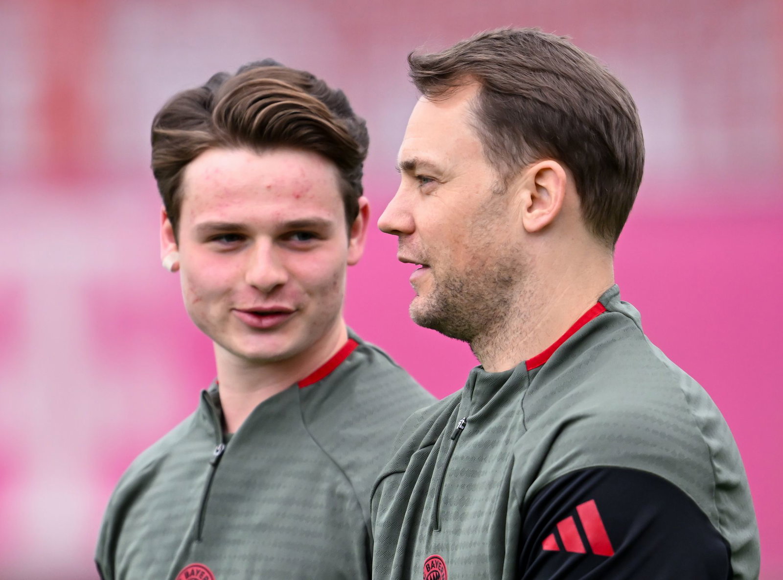 Jonas Urbig (l) soll in der kommenden Saison weiter von Manuel Neuer lernen. (Archivbild)