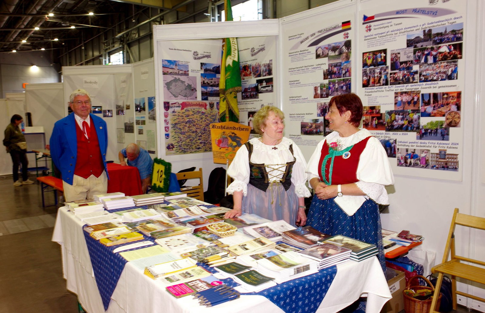Stände präsentieren Brauchtum und Kultur der Vertriebenen und ihrer Heimatregionen beim Sudetendeutschen Tag auf dem Messegelände. 