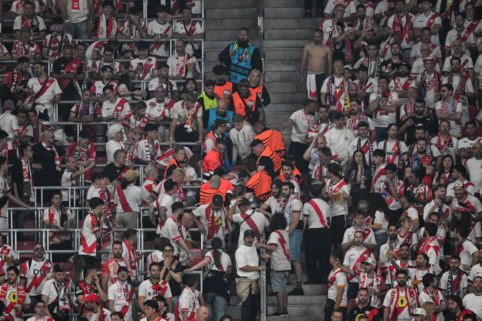Ein verletzter Fan von Rayo Vallecano wird aus dem Block getragen.
