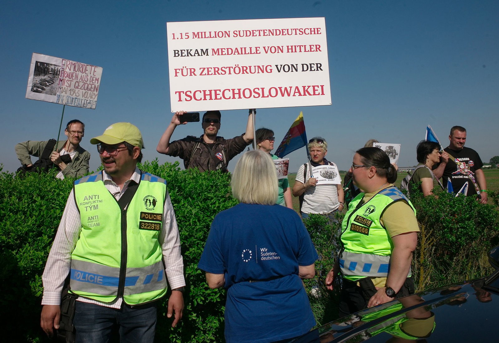 Gegendemonstranten protestieren gegen den Versöhnungsmarsch. Die Polizei war mit einem Anti-Konflikt-Team im Einsatz.