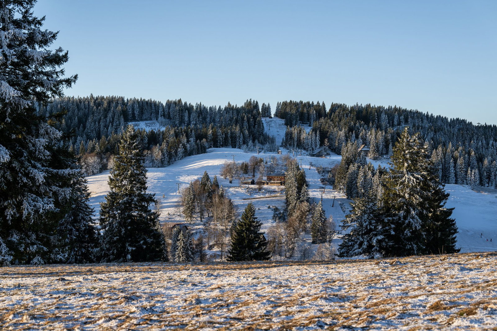 Im Hochschwarzwald ist ein wenig Neuschnee gefallen. (Symbolbild)