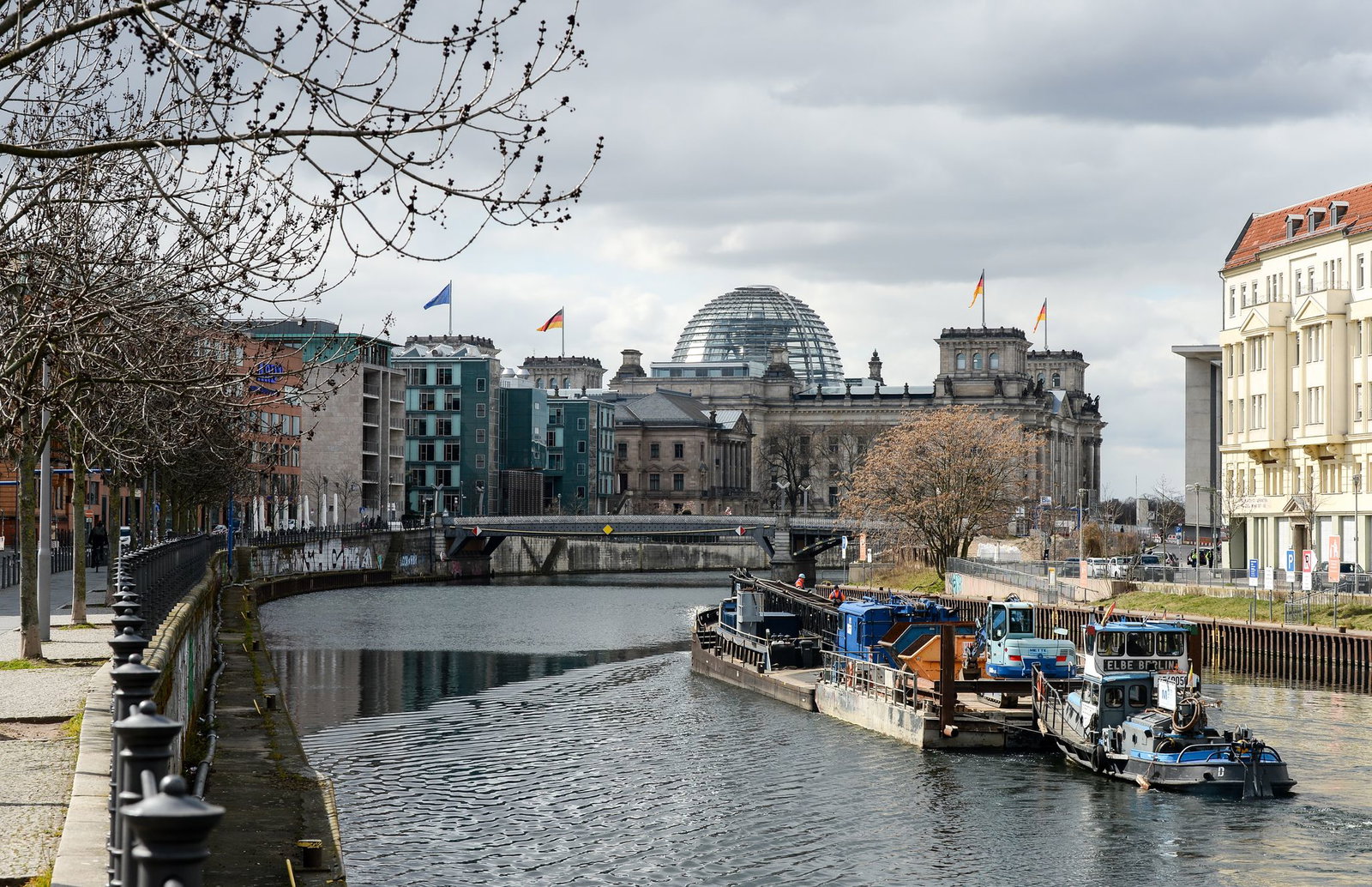 Am Schiffbauerdamm - rechtes Spreeufer Richtung Reichstagsgebäude - entsteht ein neues Quartier unter anderem mit Bundestagsbüros. Ein Teil des Projekts soll nach dem Willen von Bundestagspräsidentin Julia Klöckner (CDU) und Vizepräsident Omid Nouripour …