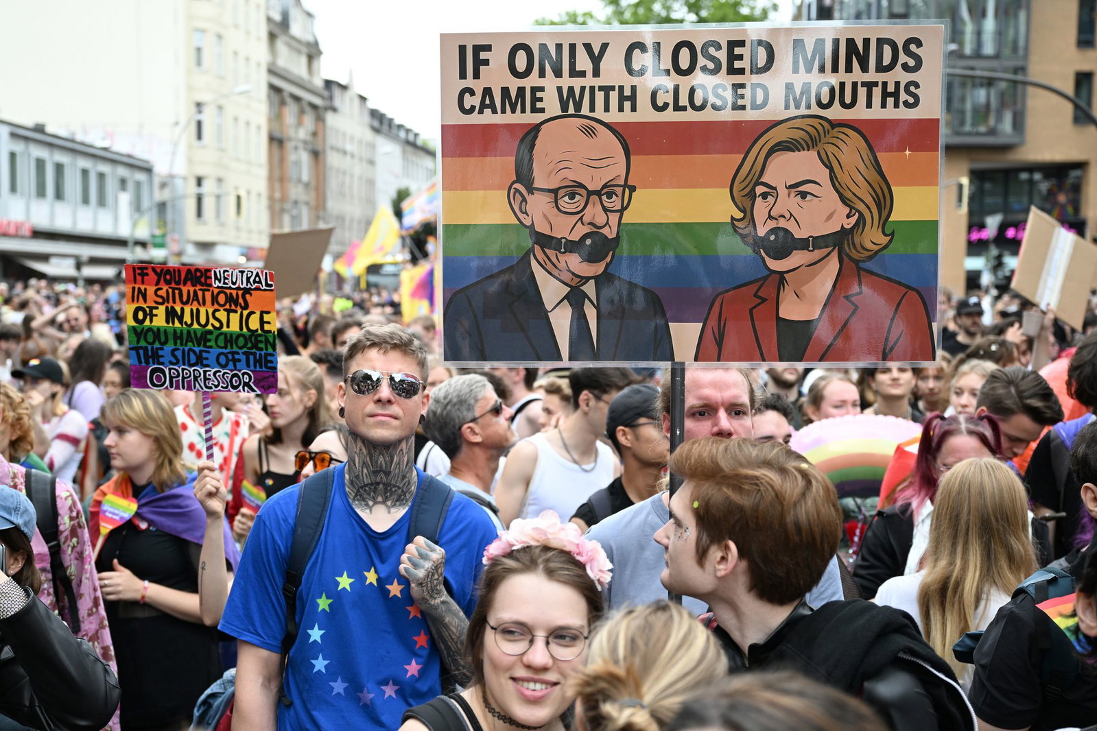 Beim Christopher Street Day in Berlin trugen einige Teilnehmer satirische Plakate. (Archivbild)
