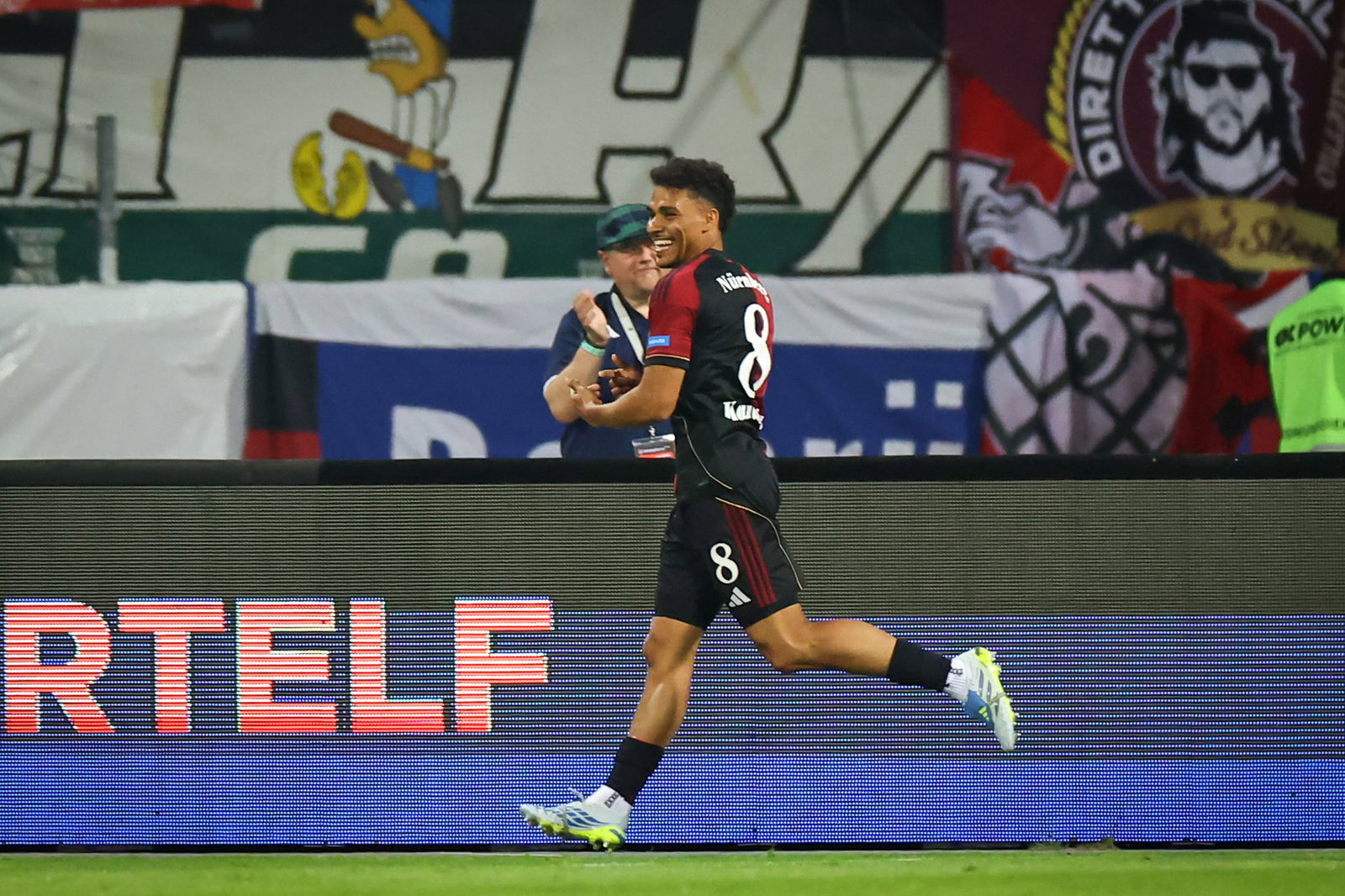 Der vor dem Spiel verabschiedete Henri Koudossou jubelt nach seinem Treffer zum 2:0.