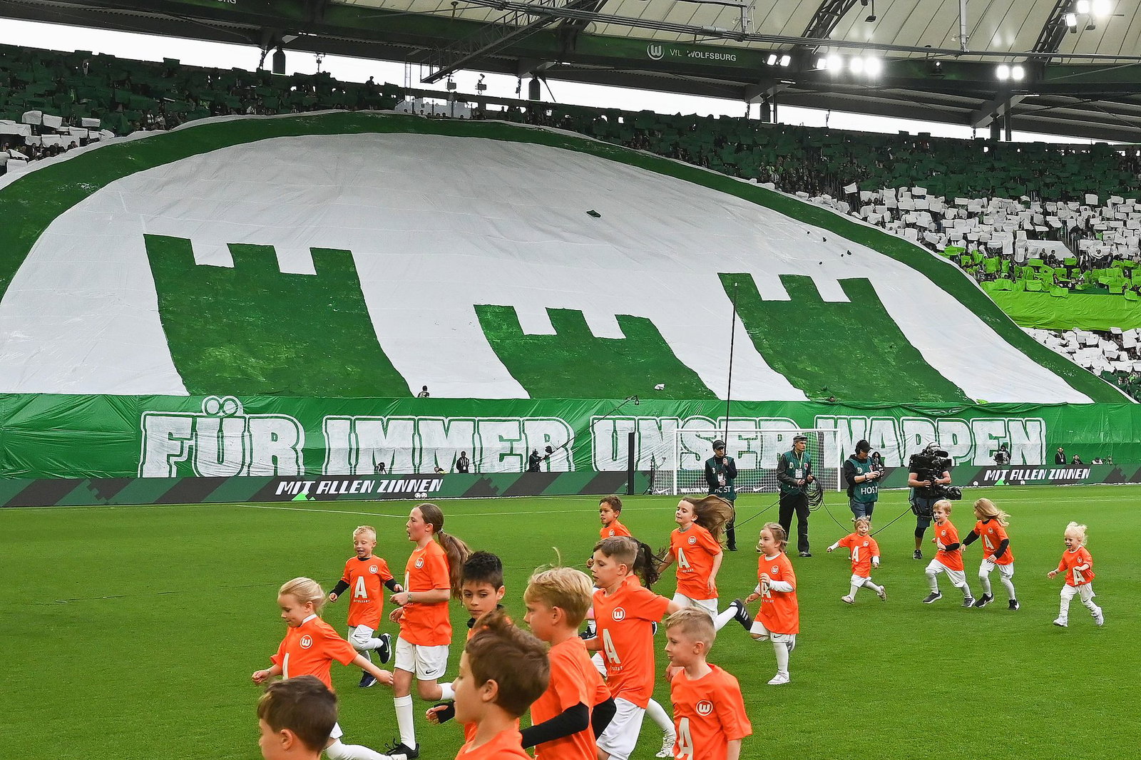 Das neue alte Wappen des VfL Wolfsburg wird vor dem Spiel gegen Bayern München stolz von den Fans präsentiert.