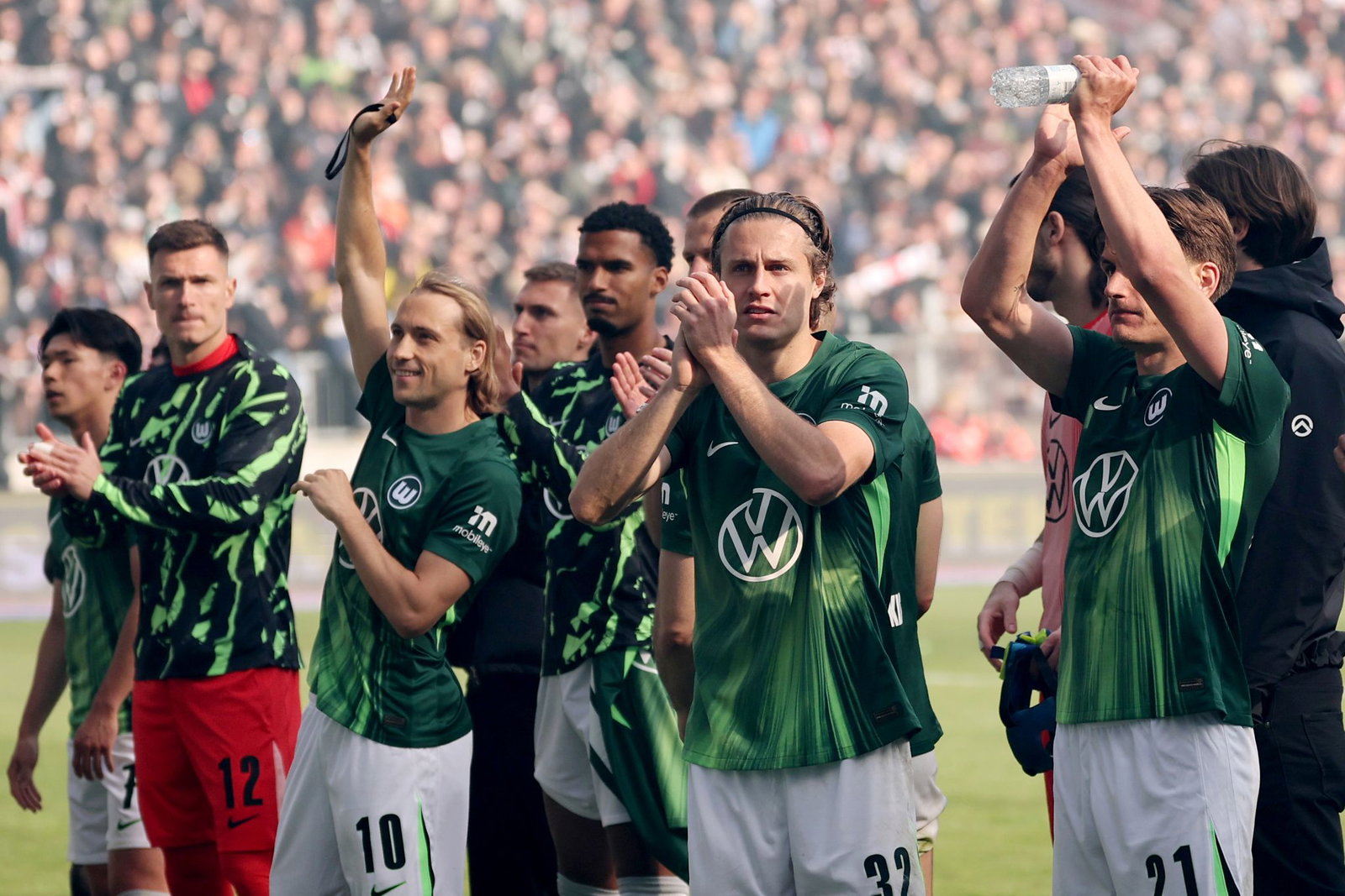 Noch eine Chance erspielt: Die Spieler des VfL Wolfsburg.