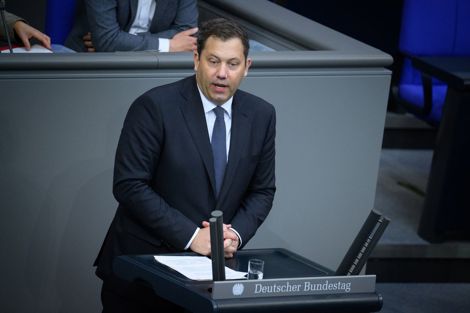 Weniger Zeit mit Bürokratie, dafür mehr für das Baby - das verspricht Finanzminister Klingbeil.