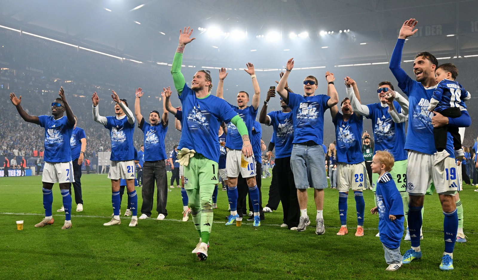 Die Mannschaft von Schalke 04 feierte den Aufstieg auf dem Platz.