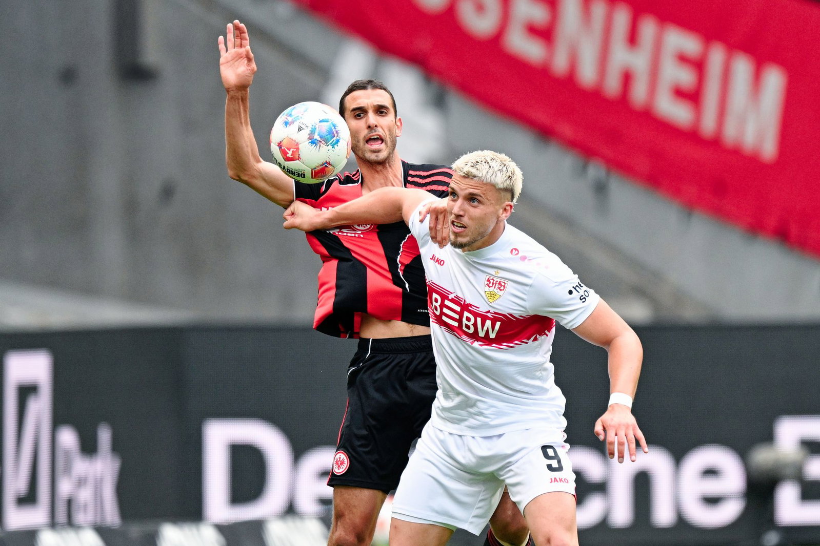 Mit einem 2:2 bei Eintracht Frankfurt sicherte sich der VfB Stuttgart um Ermedin Demirovic die Champions-League-Qualifikation.