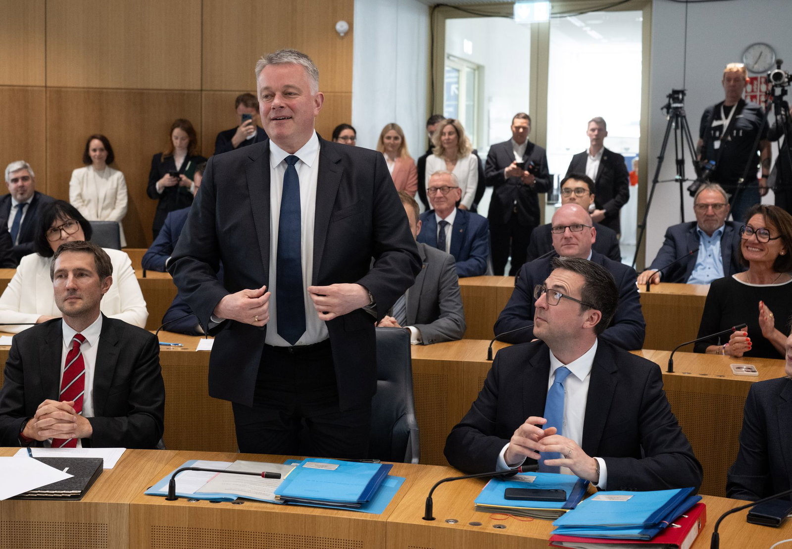 Gordon Schnieder (Mitte l, CDU), hat es geschafft: Er ist neu gewählter Ministerpräsident von Rheinland-Pfalz. 