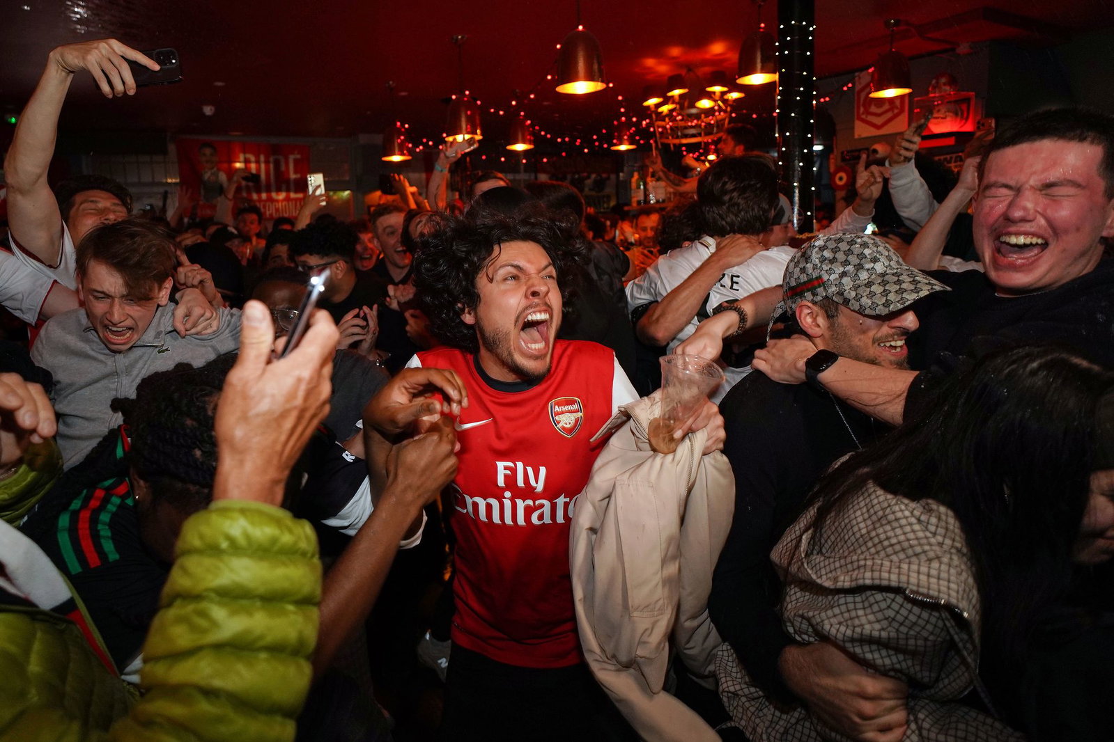 Arsenal-Anhänger feiern in einem Pub in der Nähe des Arsenal-Stadions, nachdem die Fußballmannschaft des FC Arsenal den Titel in der Premier League gewonnen hat.