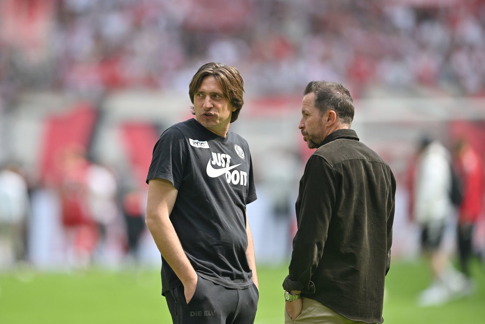 Sportdirektor Christian Weber (r) hofft mit der SV Elversberg auf eine erstklassige Zukunft. (Archivbild)
