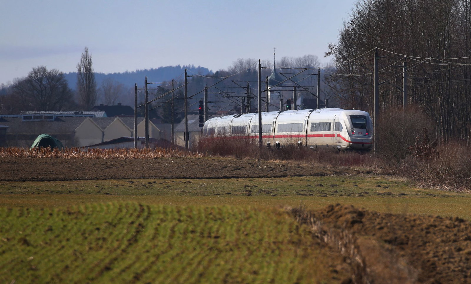 Die bisherige Strecke ist durch die doppelte Nutzung durch ICE und Regionalbahnen stark belastet. (Archivbild)