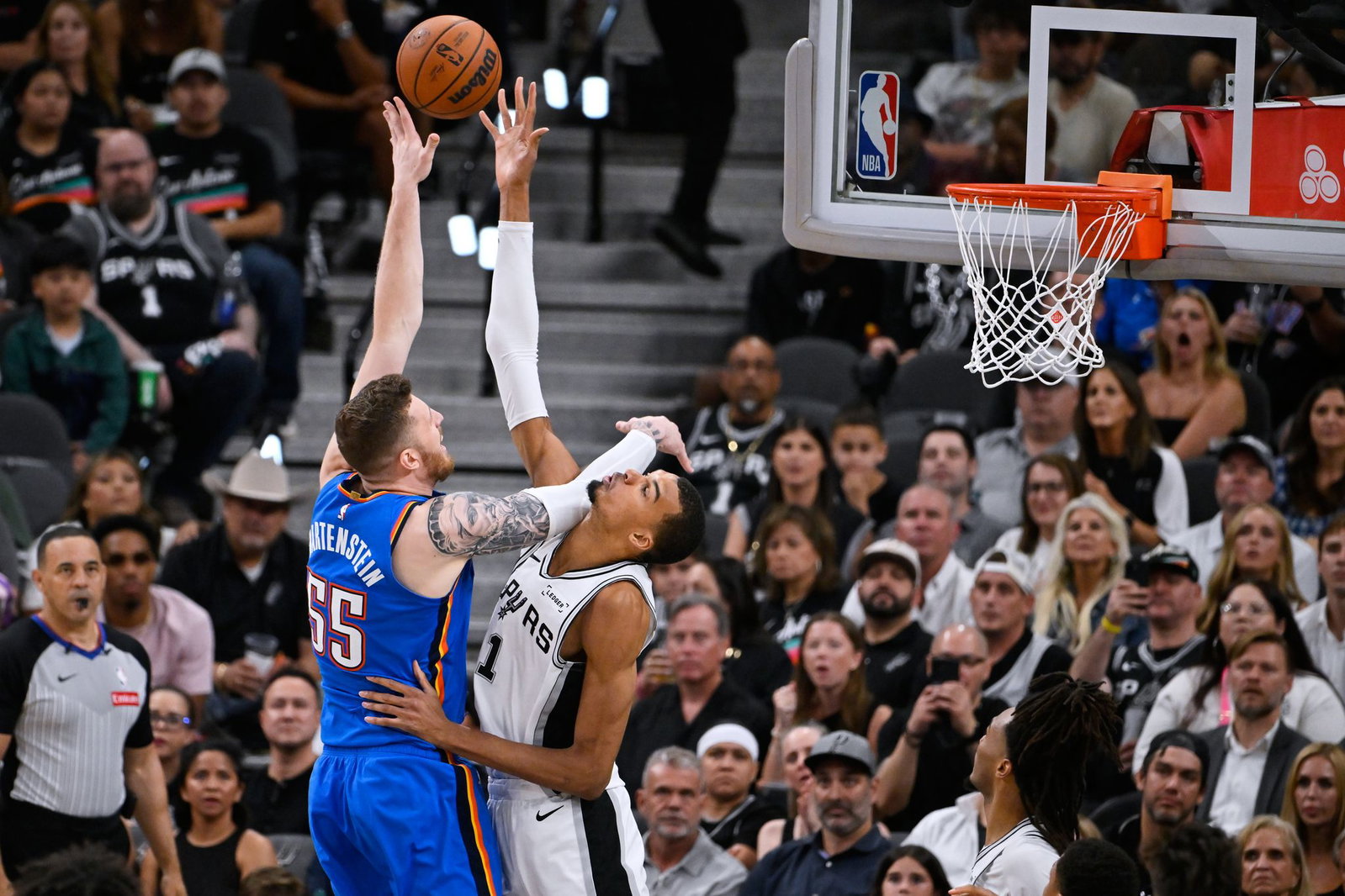 Victor Wembanyama (re.) dominierte Spiel vier gegen Isaiah Hartenstein und die Oklahoma City Thunder.