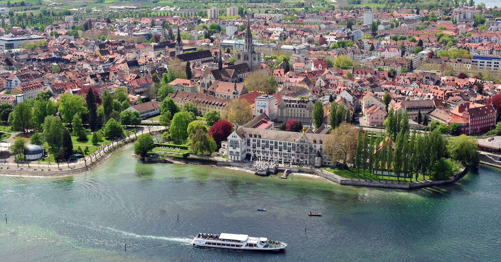 Die Feuerwehr rettete in Konstanz am Bodensee einen Menschen aus einer brennenden Wohnung. (Symbolbild)