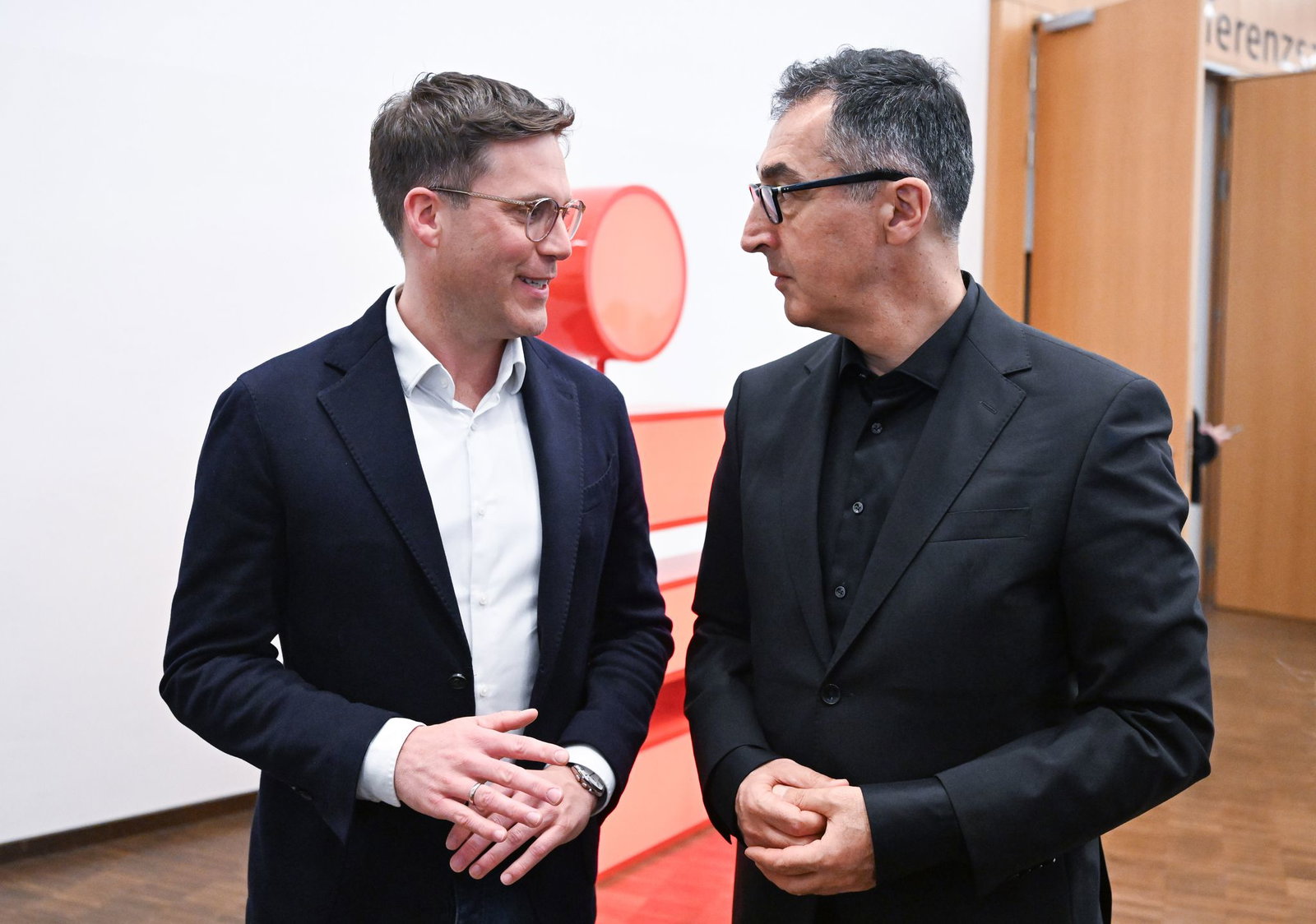 Manuel Hagel (l, CDU) und Cem Özdemir (r, Bündnis 90 / Die Grünen) wollen am Mittwoch den Koalitionsvertrag vorstellen. (Archivbild)