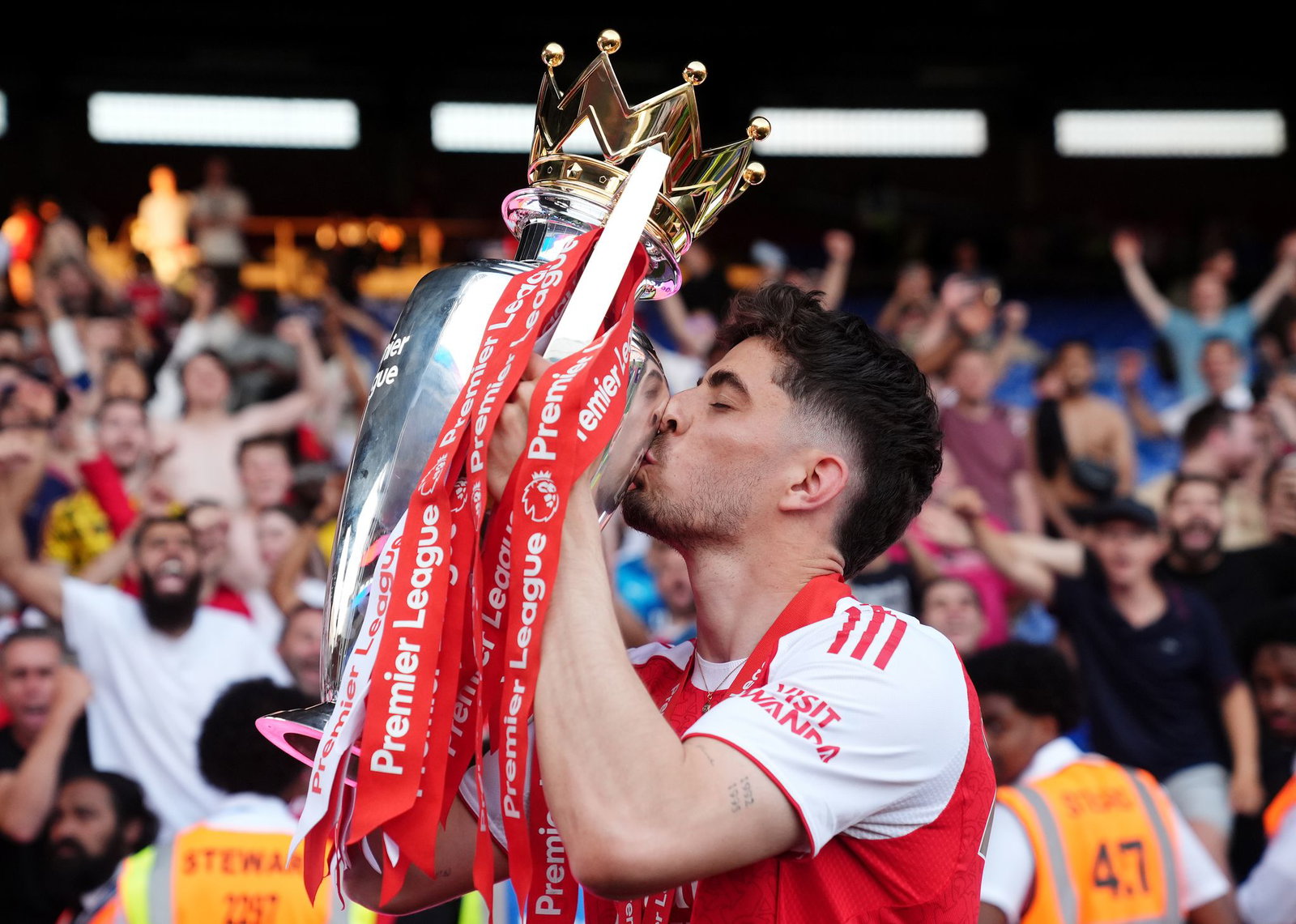 Nach dem Gewinn der Premier League: Kai Havertz küsst den Pokal. (Archivbild)