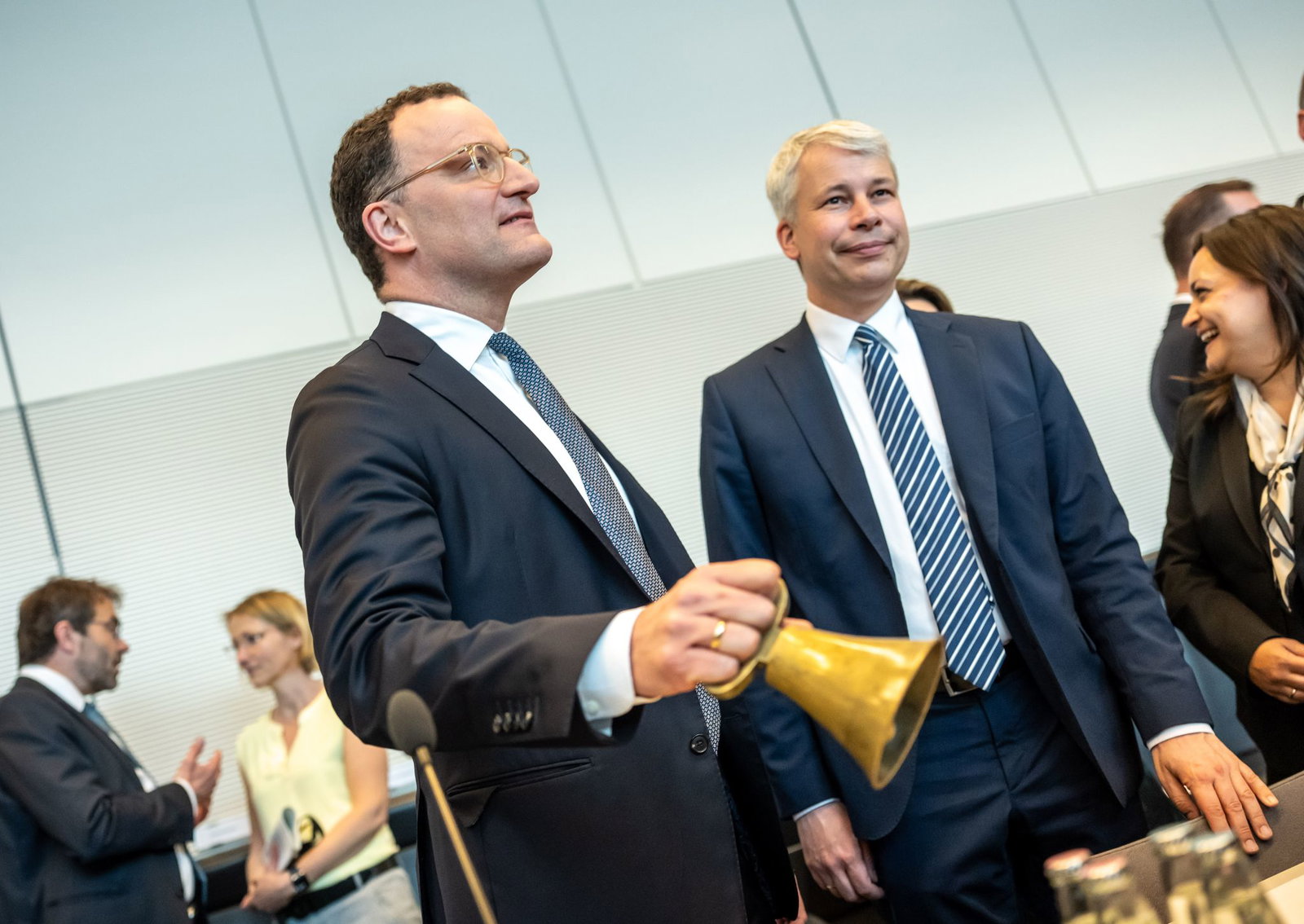 Auch die Spitze der Unionsfraktion will Diätenerhöhung nun aussetzen. (Archivbild)