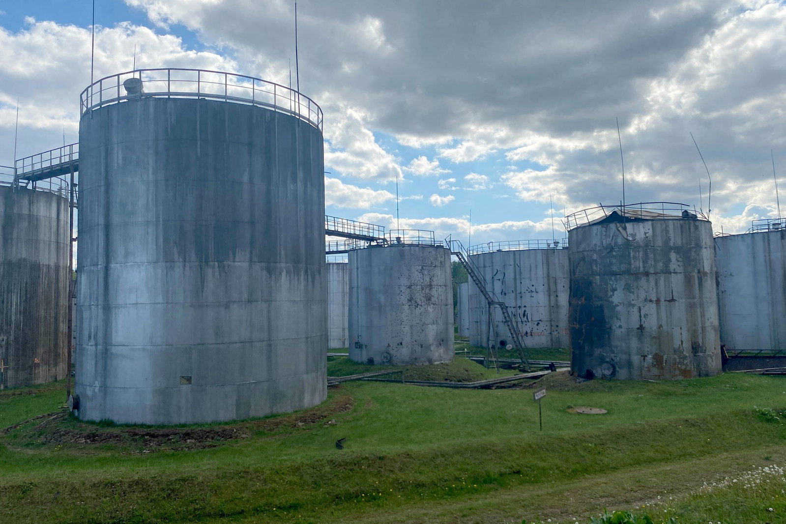 Öltanks stehen an der Absturzstelle einer Drohne in einer Lageranlage in Rezekne.