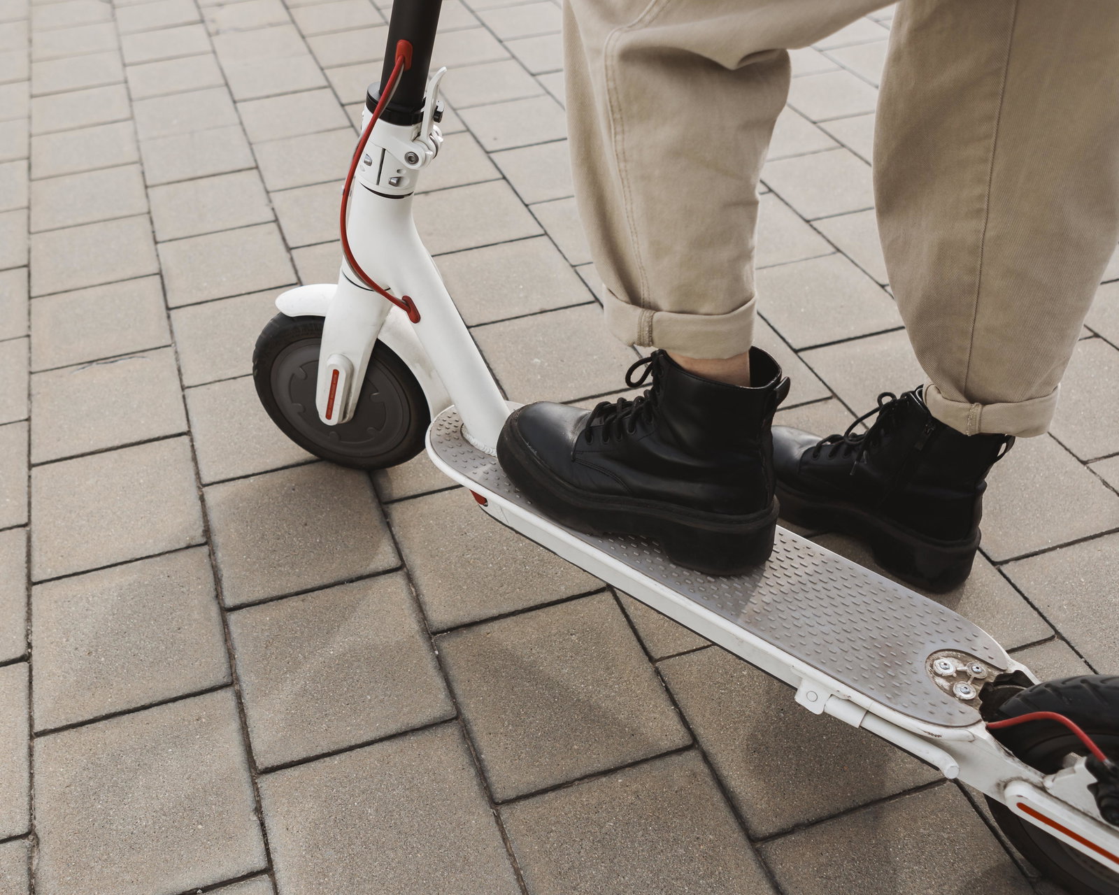 Person steht auf E-Scooter