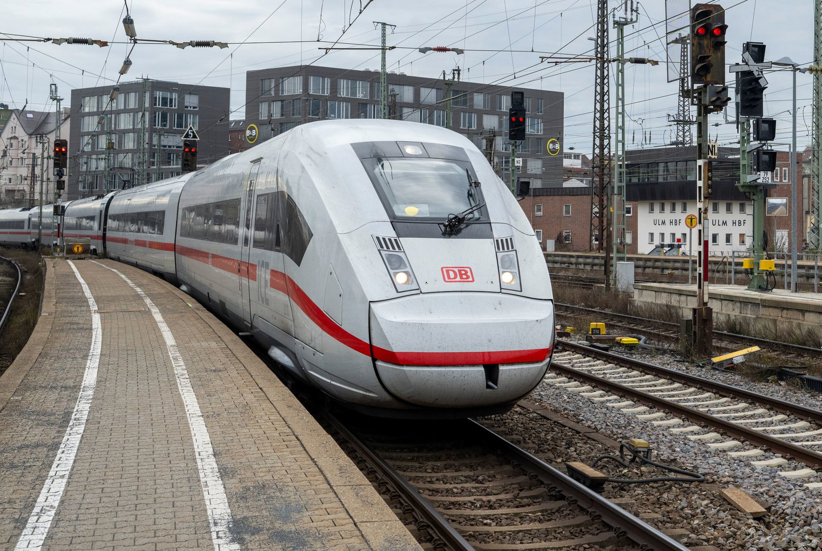 Wegen eines verdächtigen Gegenstands wurden Teile des Ulmer Hauptbahnhofs zeitweise gesperrt. (Symbolfoto)