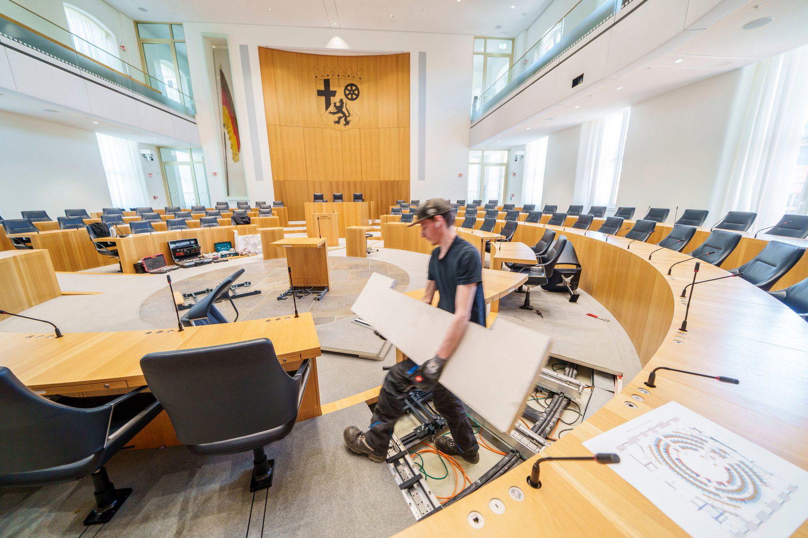 Für den neuen Landtag mit nur noch vier Fraktionen musste der Plenarsaal umgebaut werden. (Archivbild)