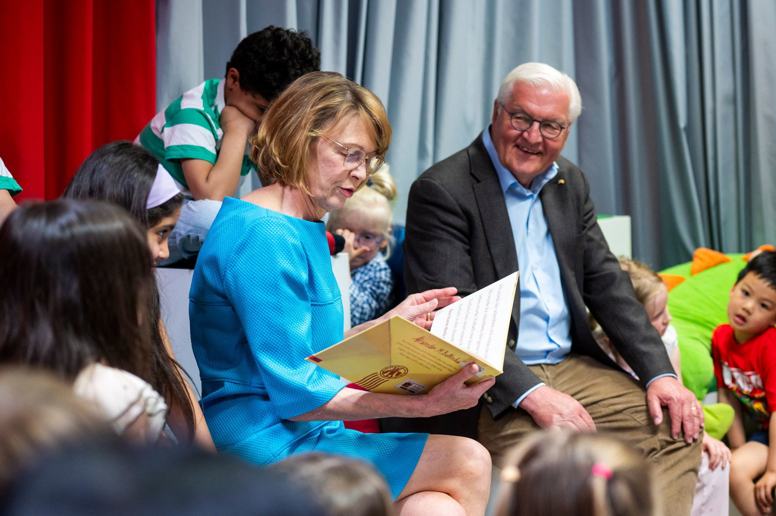 Mit seiner Frau Elke Büdenbender las er Kindern in Berlin vor.