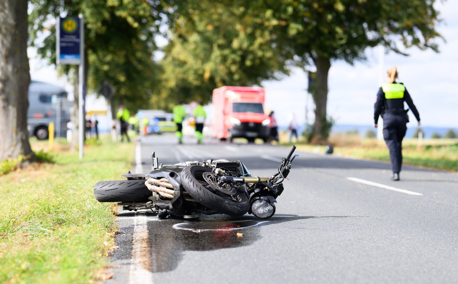 Der Motorradfahrer starb noch an der Unfallstelle. (Symbolbild)