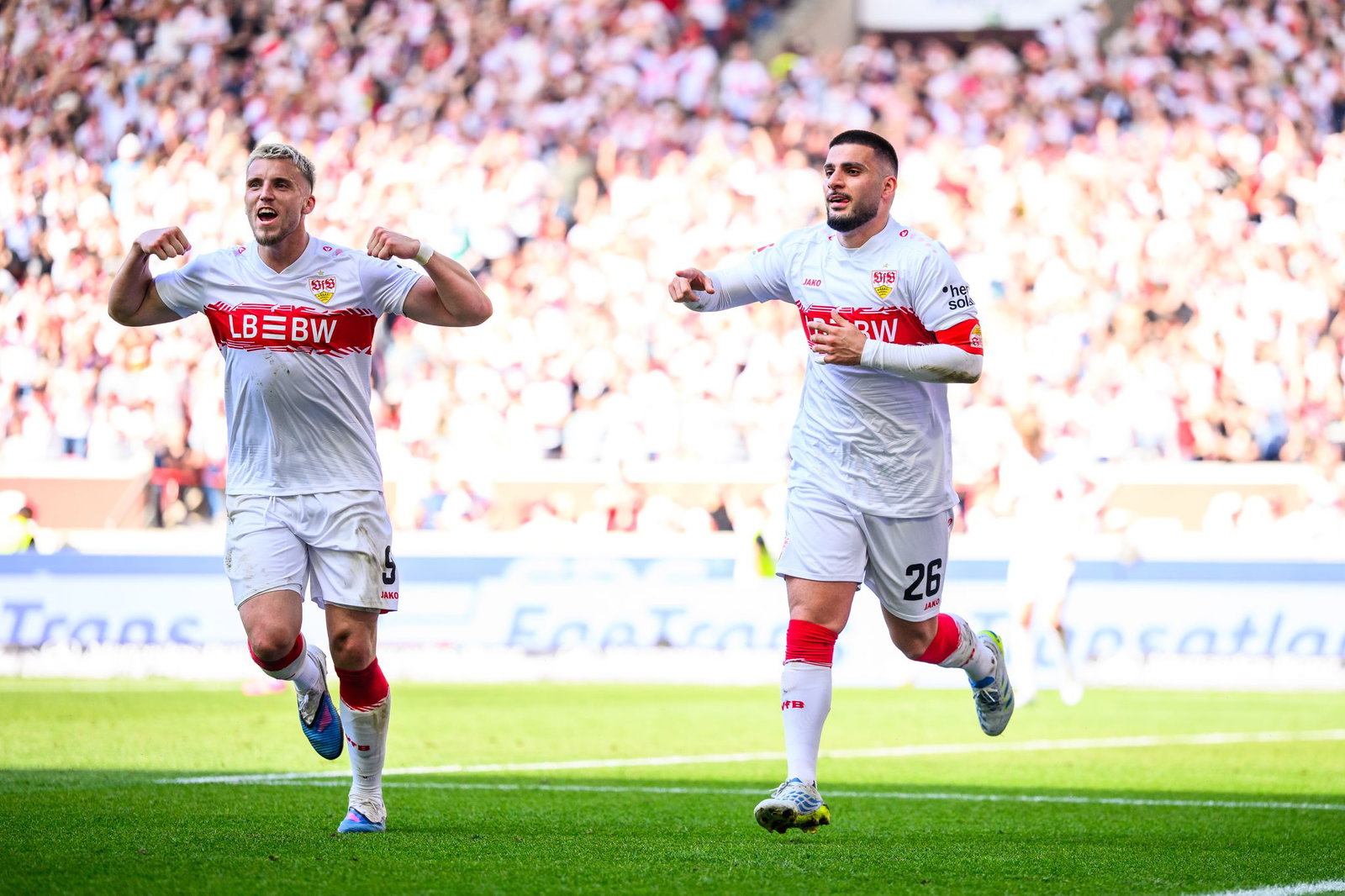Ermedin Demirovic (l.) zeigte bei Stuttgarts Sieg gegen Leverkusen eine starke Leistung.