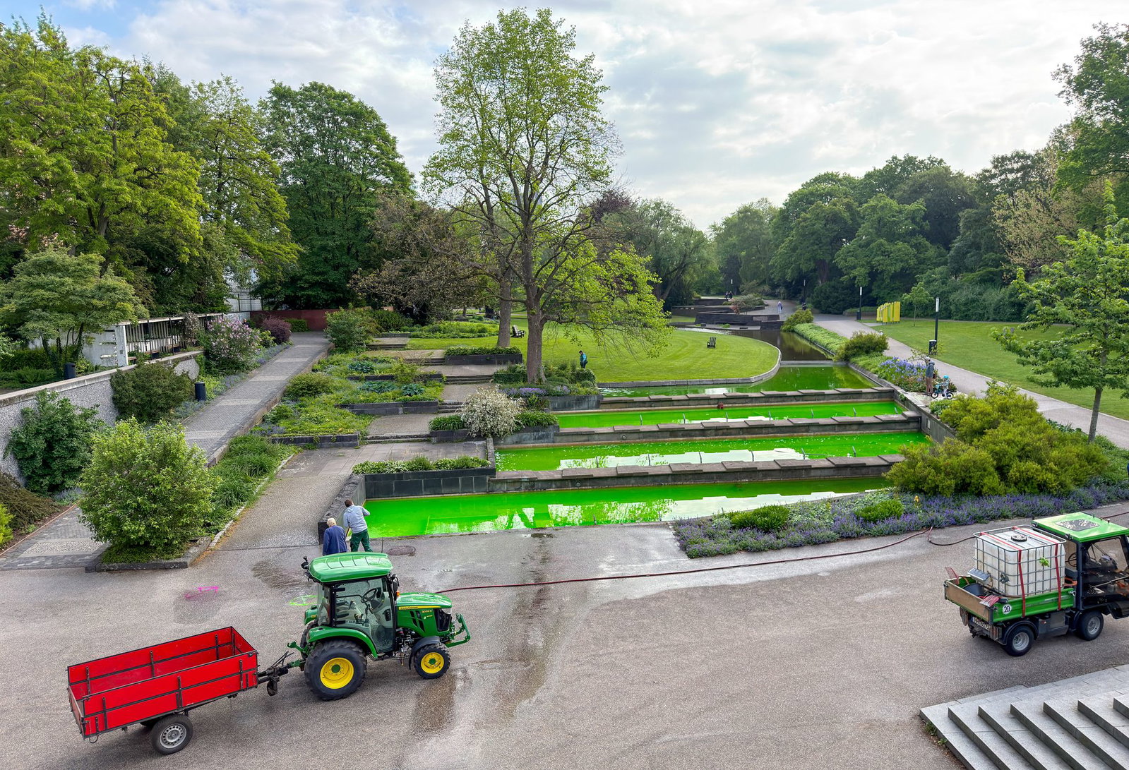 In Hamburg war unter anderem das Wasser von Springbrunnen des Parks Planten un Blomen mit grüner Farbe gefärbt.