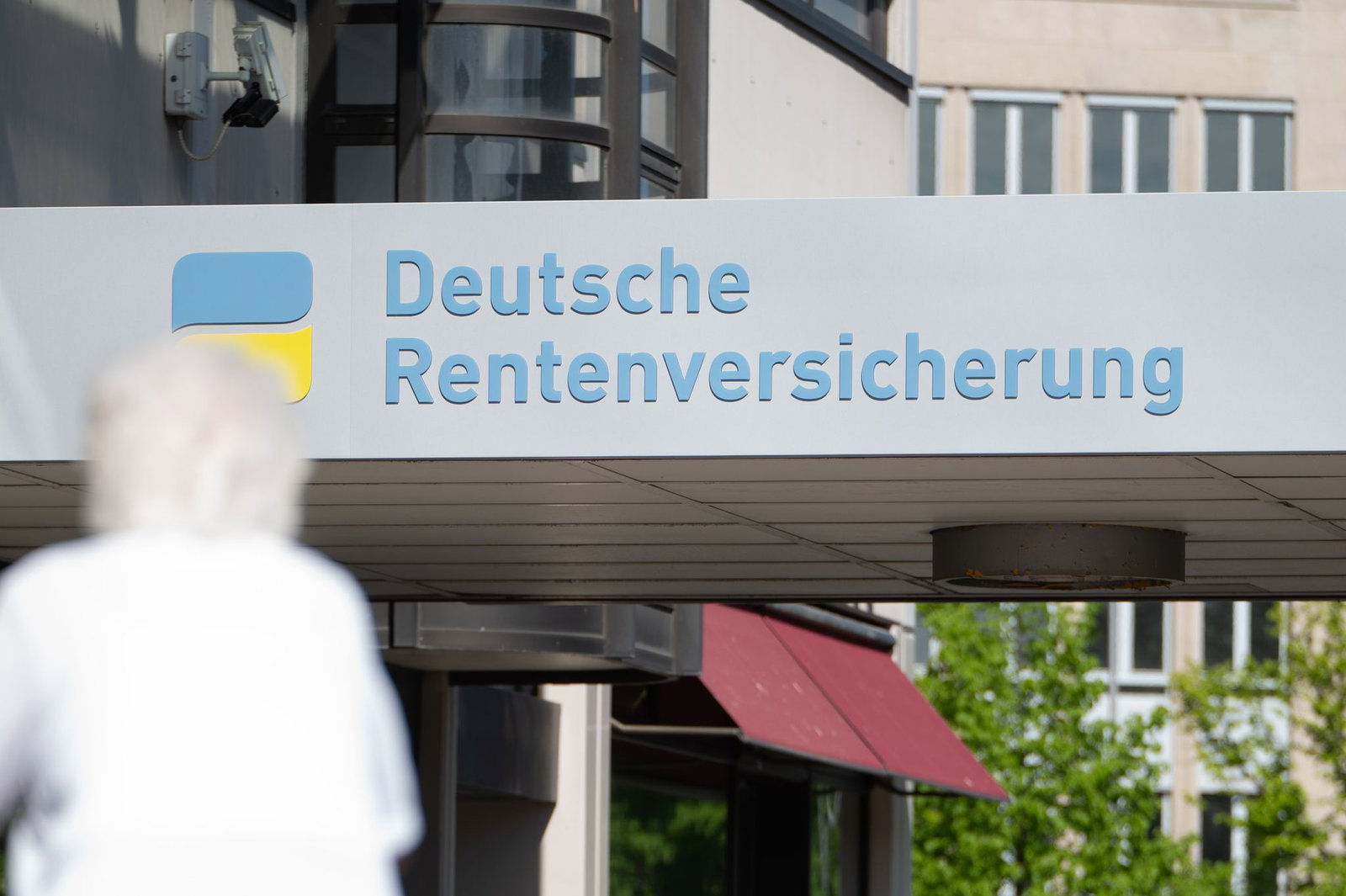 Ein «Bild»-Bericht über angebliche Vorschläge für eine Anhebung des Renteneintrittsalters auf 70 Jahre löst in Berlin Wirbel aus. (Symbolbild)