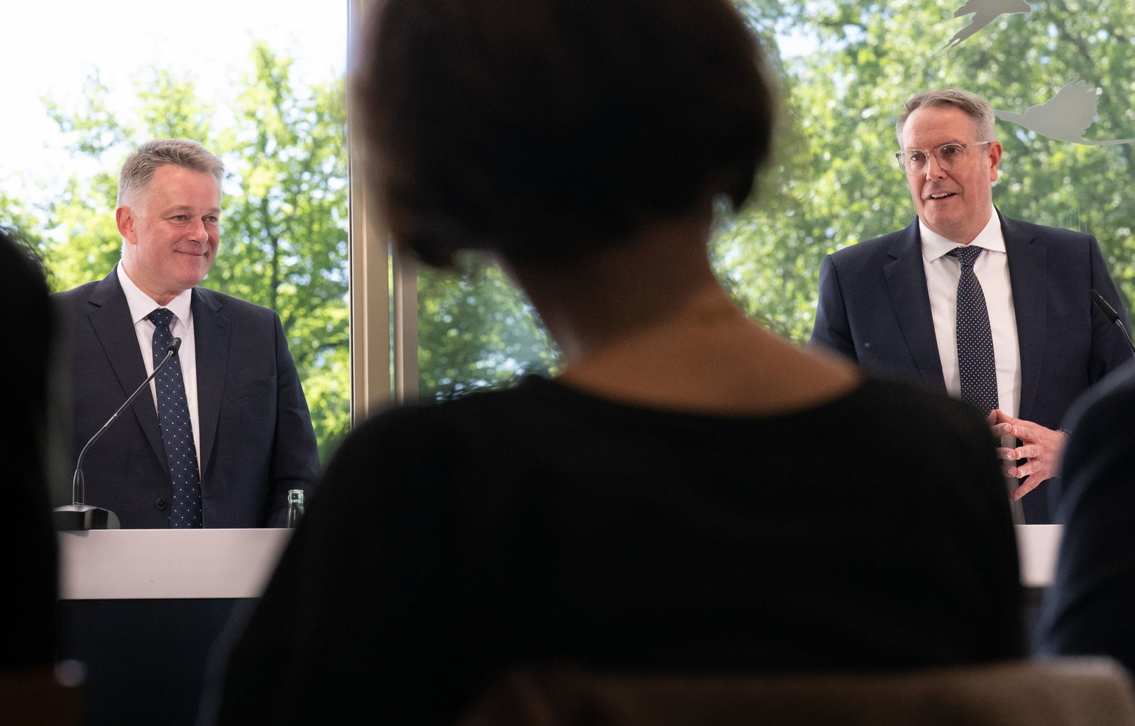 Pressekonferenz mit den führenden Köpfen der Verhandlungen: Gordon Schnieder (CDU, l) und Alexander Schweitzer (SPD). (Archivbild)