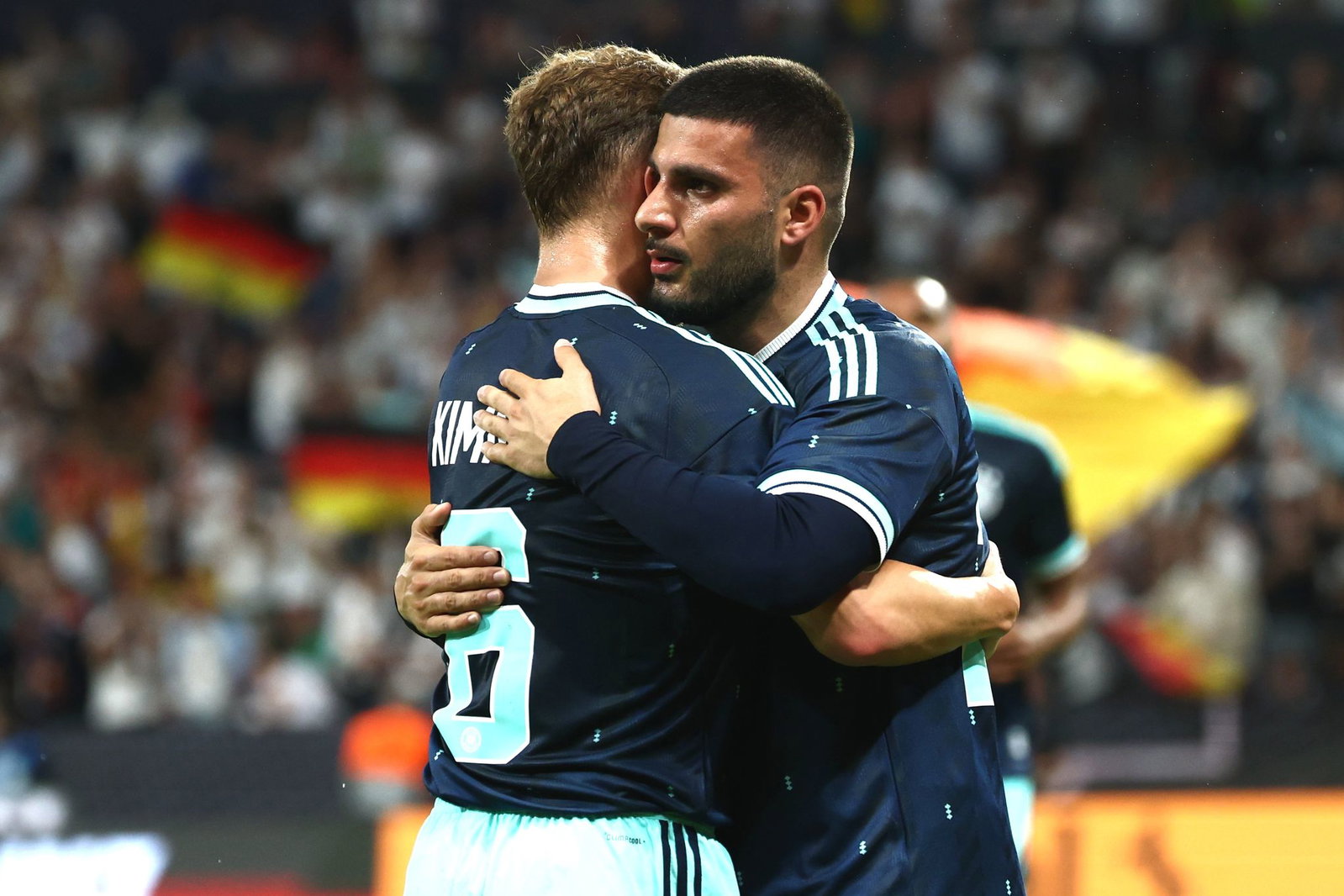 Deniz Undav (r) nach seinem Kopfballtor beim Jubel mit Flankengeber Joshua Kimmich.