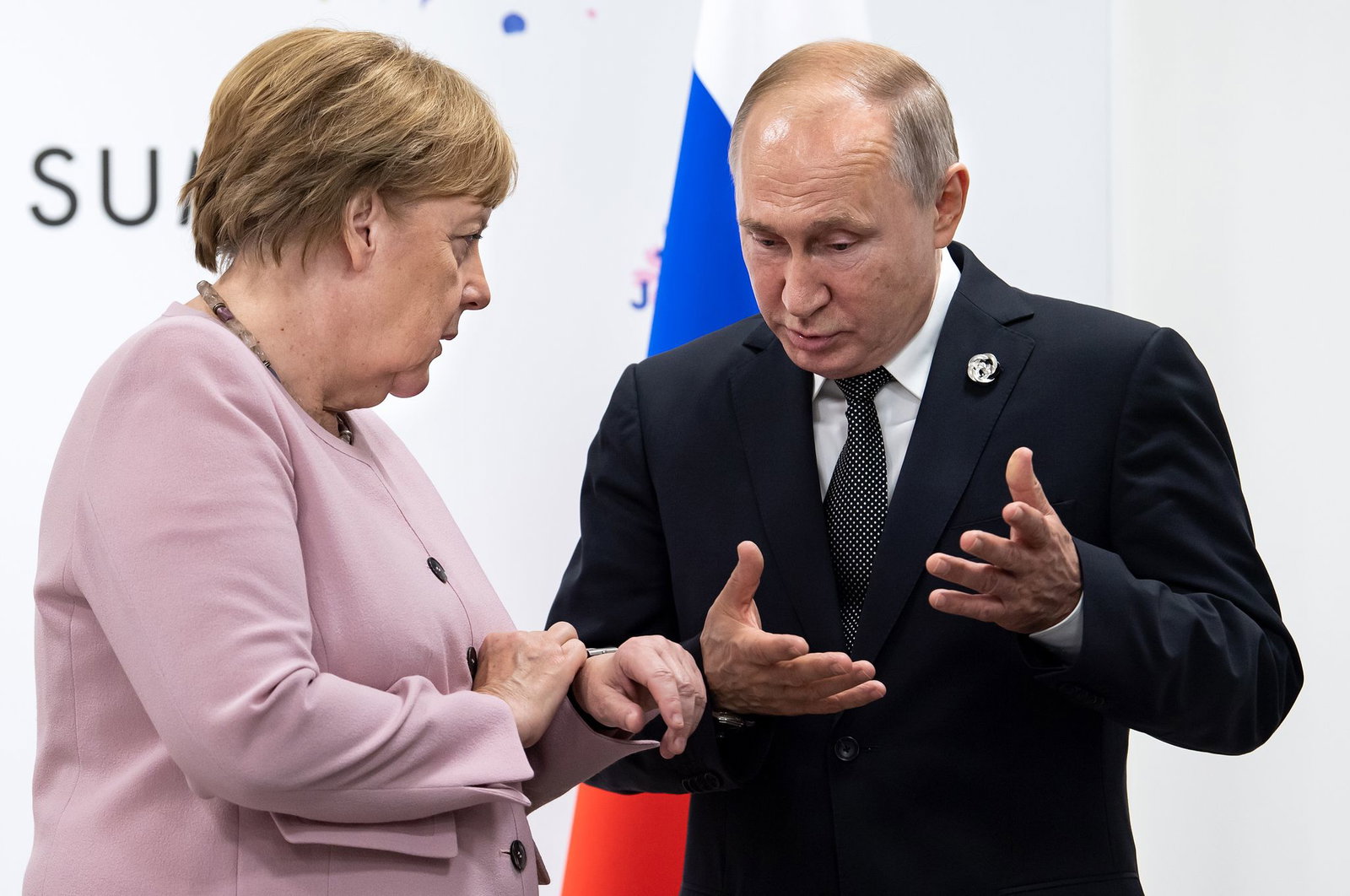 Altkanzlerin Merkel hält es für keine gute Idee, Ex-Regierungschefs mit Kremlchef Putin verhandeln zu lassen. (Archivbild)