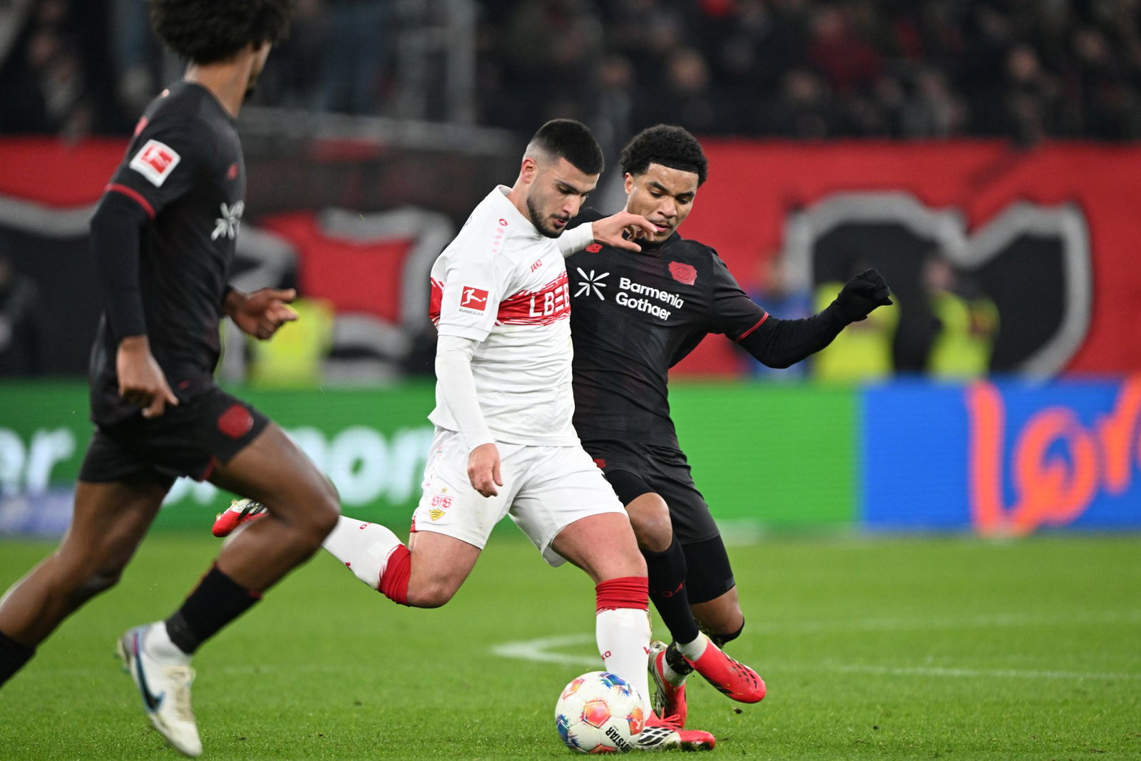 Das Hinspiel in Leverkusen gewannen Deniz Undav (M.) und seine Stuttgarter mit 4:1. (Archivbild)