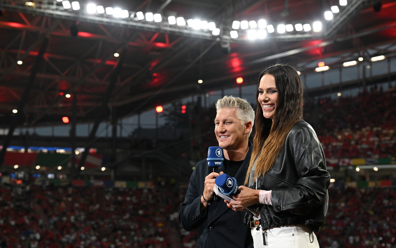 Bastian Schweinsteiger ist beeindruckt von Johan Manzambi und witzelte im Gespräch mit ARD-Moderatorin Esther Sedlaczek. (Archivbild)