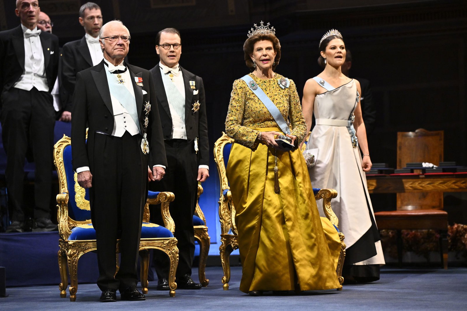 Kronprinzessin Victoria (rechts) besucht gemeinsam mit ihren Eltern König Carl XVI. Gustaf (links) und Königin Silvia (2.v.r.) die Nobelpreisverleihung 2025. (Archivbild)