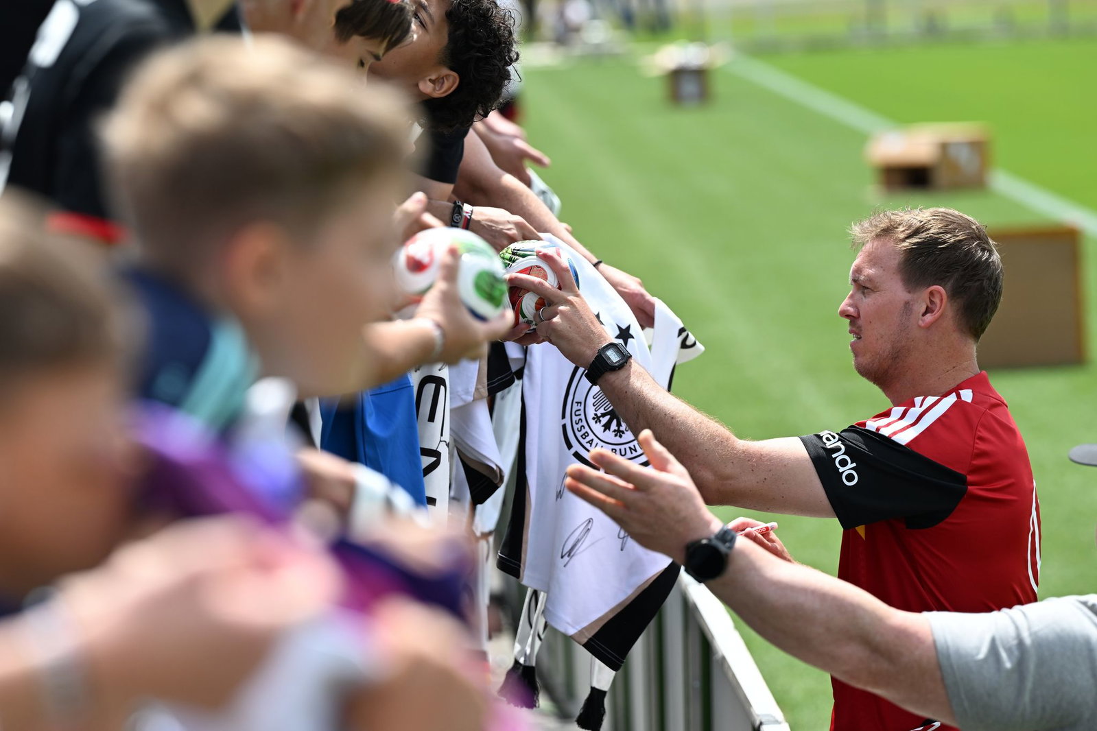 Julian Nagelsmann schreibt Autogramme für Fans der Nationalmannschaft (Archivbild). 