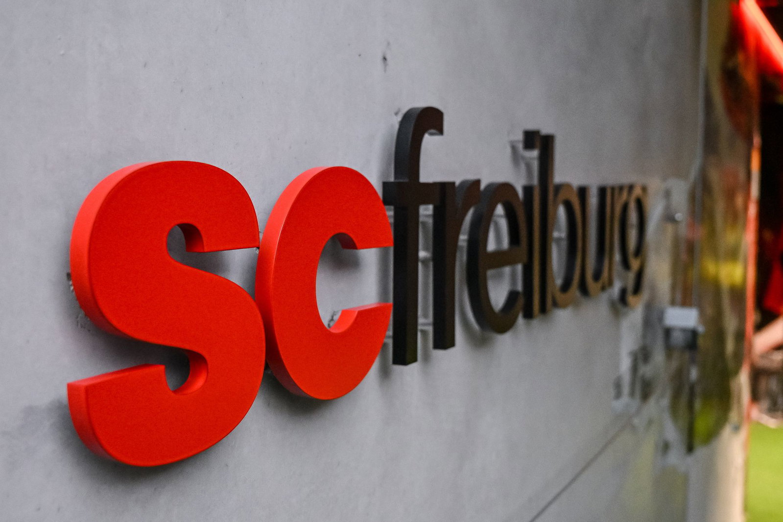 Der SC Freiburg geht mit einem neuen Coach in die kommende Saison.