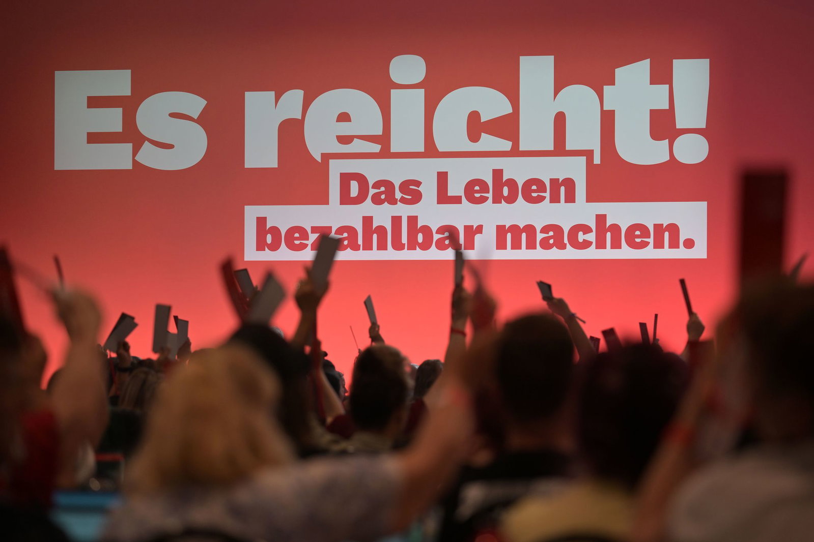 Die rund 500 Delegierten in Potsdam beraten bis Sonntag die Linie der Partei.