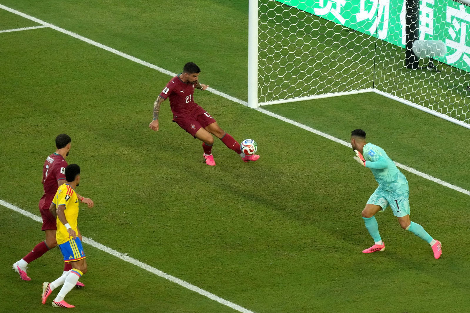 Portugals Ruben Neves klärt den Ball kurz vor der Torlinie.