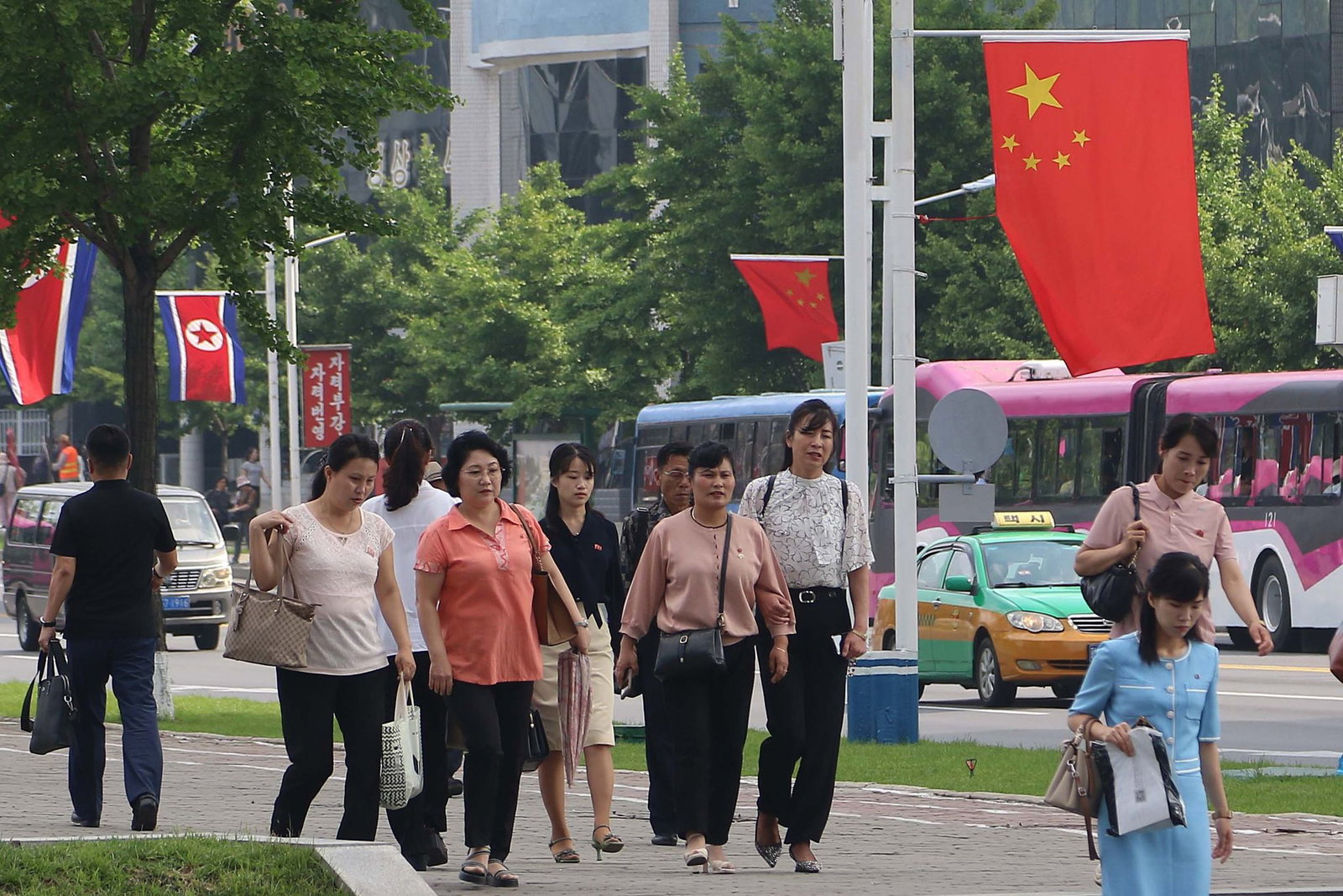 In der nordkoreanischen Hauptstadt Pjöngjang wurden anlässlich des Staatsbesuchs Fahnen von Nordkorea und China aufgehängt.