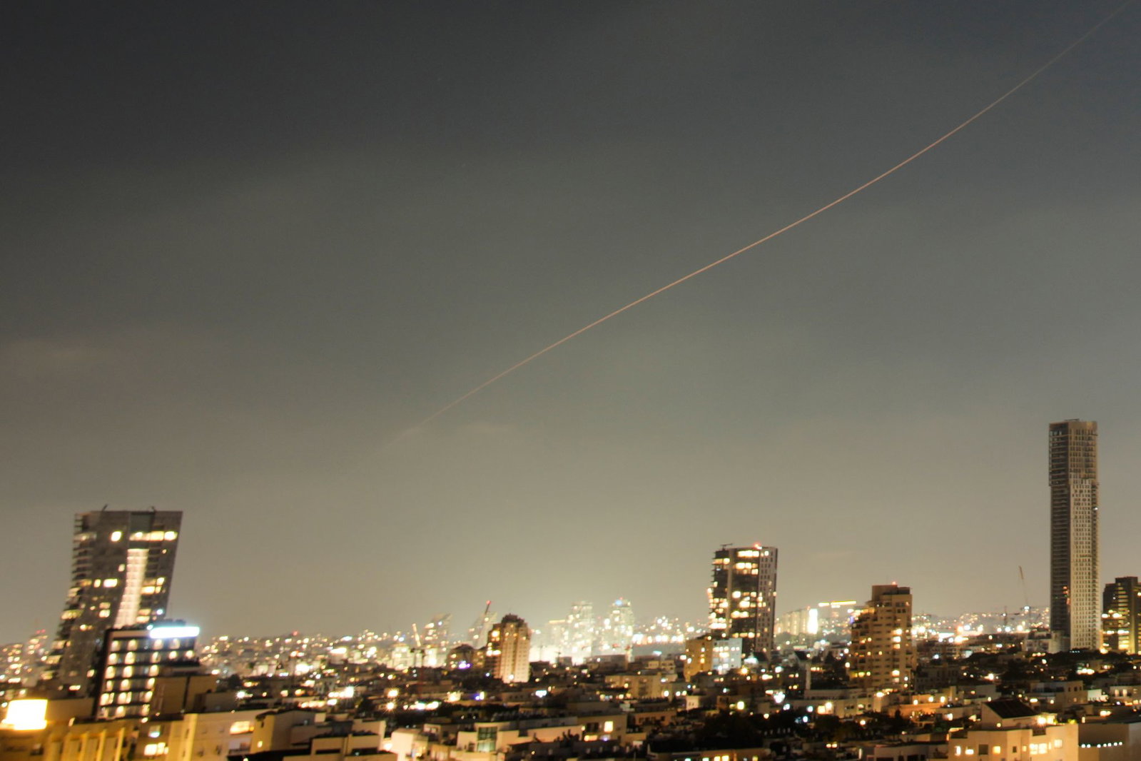 Der Iran hat am späten Sonntagabend Israel wieder mit Raketen angegriffen. 