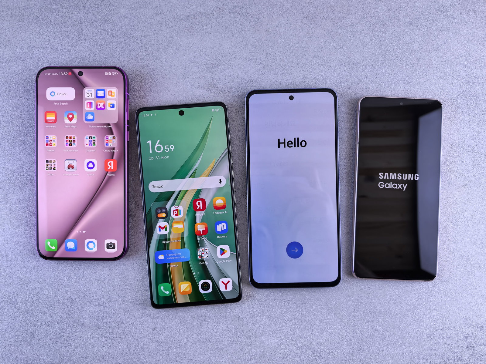 4 Handys mit verschiedenen Display 