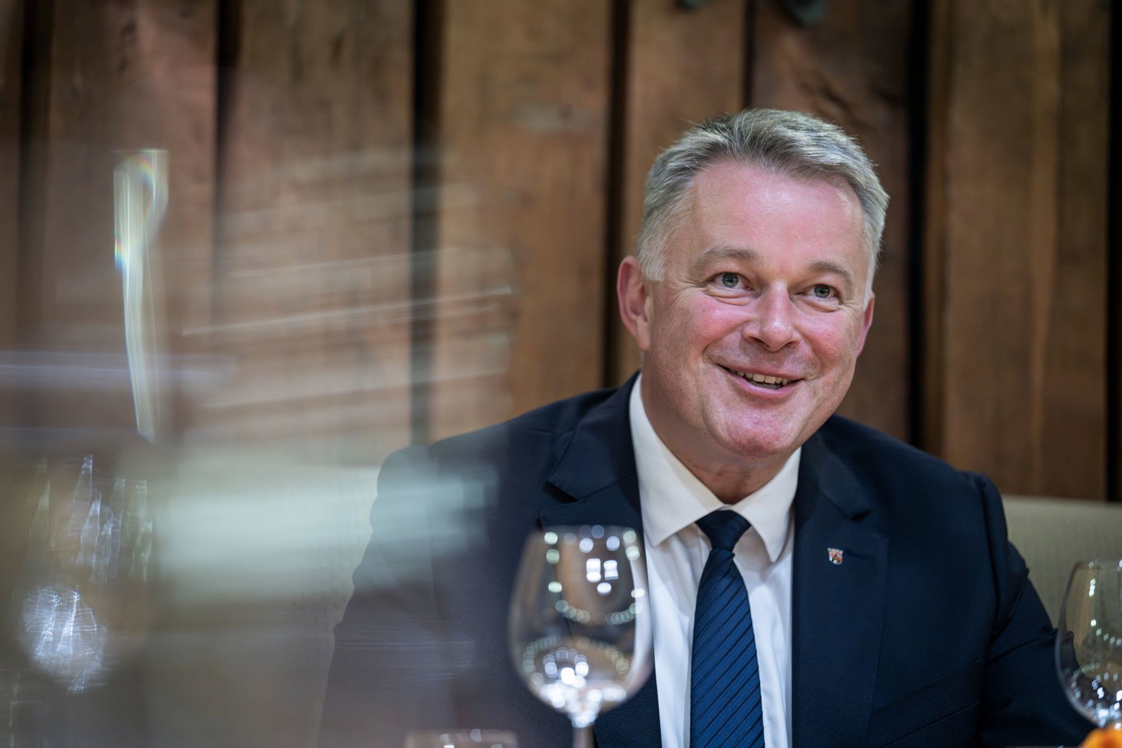 «Es gehört für mich dazu, dass ein Ministerpräsident im Anzug kommt», sagt Gordon Schnieder. 