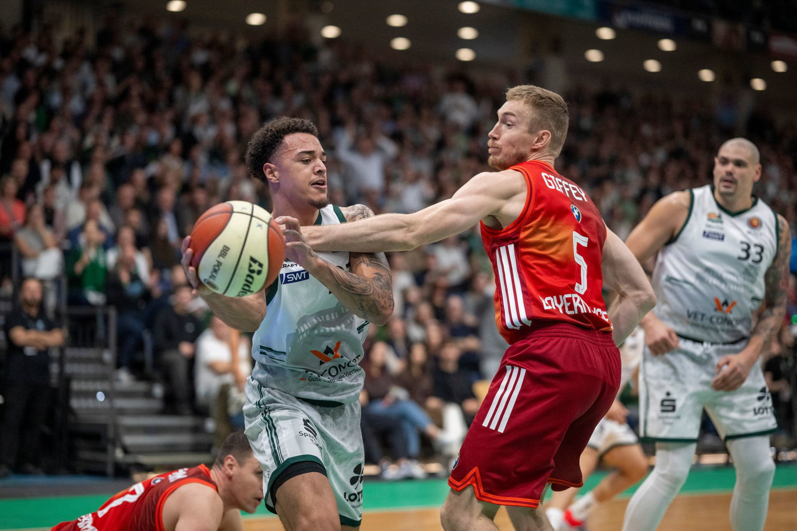 Nolan Adekunle (l.) verlässt die Basketball-Bundesliga und Trier. (Archivbild)