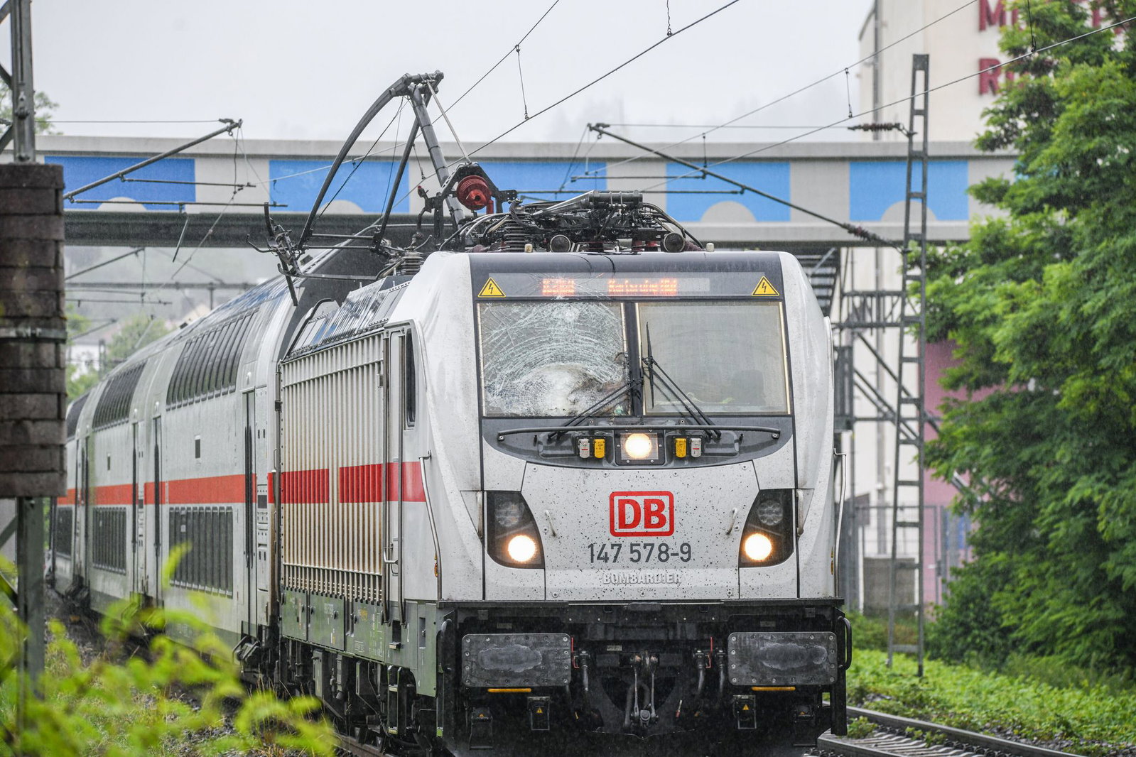 Ein IC hat die Oberleitung mitgerissen. 