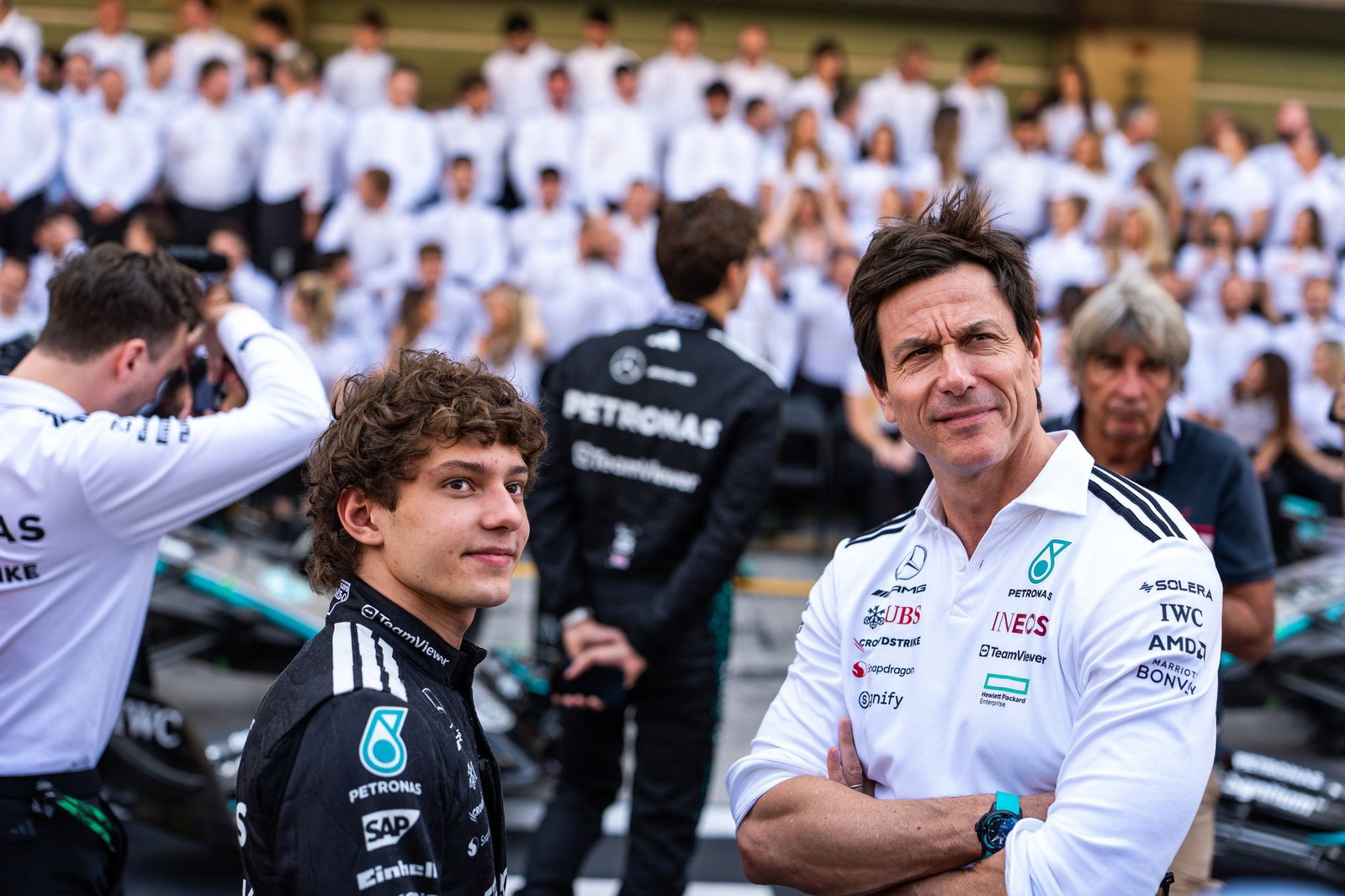 Mercedes-Teamchef Toto Wolff (r) will nicht per Stallorder eingreifen. (Archivbild)
