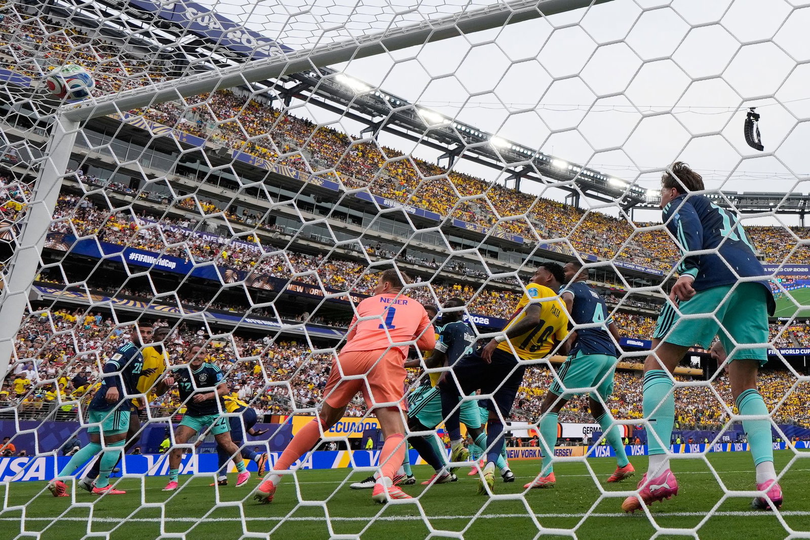 Manuel Neuer kommt gegen Ecuadors Gonzalo Plata zu spät. 