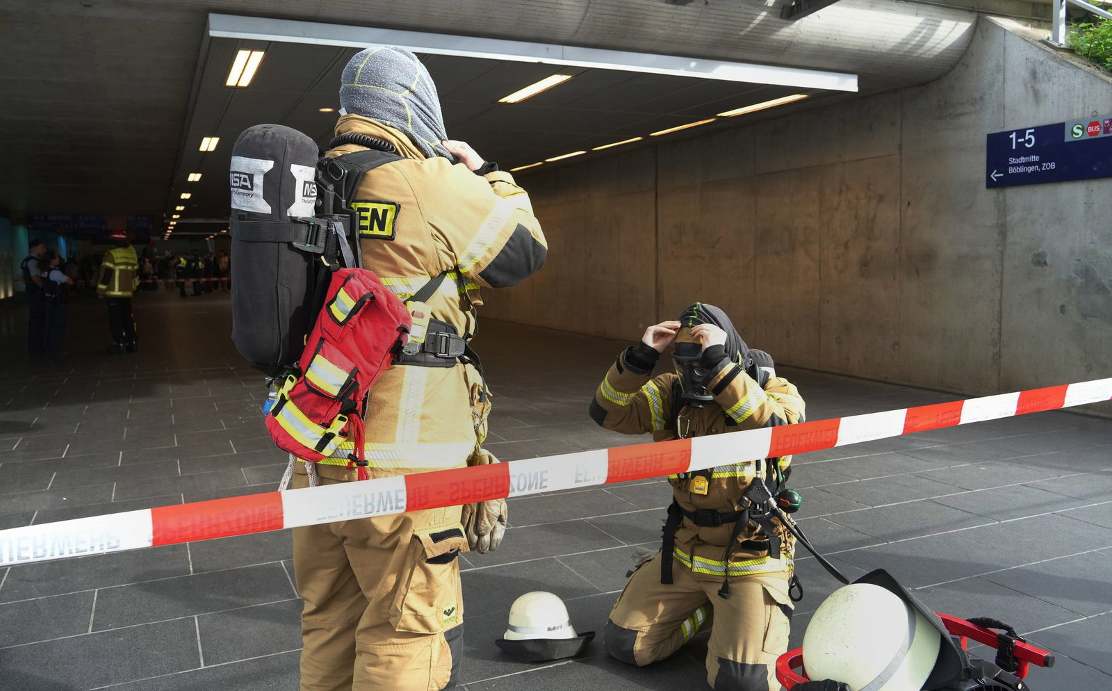 Einsatzkräfte mit Atemschutz waren an dem Bahnhof aktiv. 